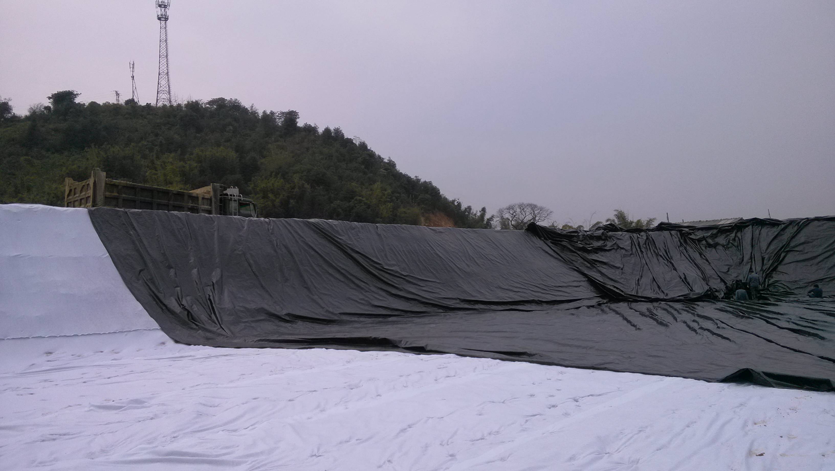 HDPE土工膜渠道防滲基槽與鋪膜斷面的形狀有哪幾種？